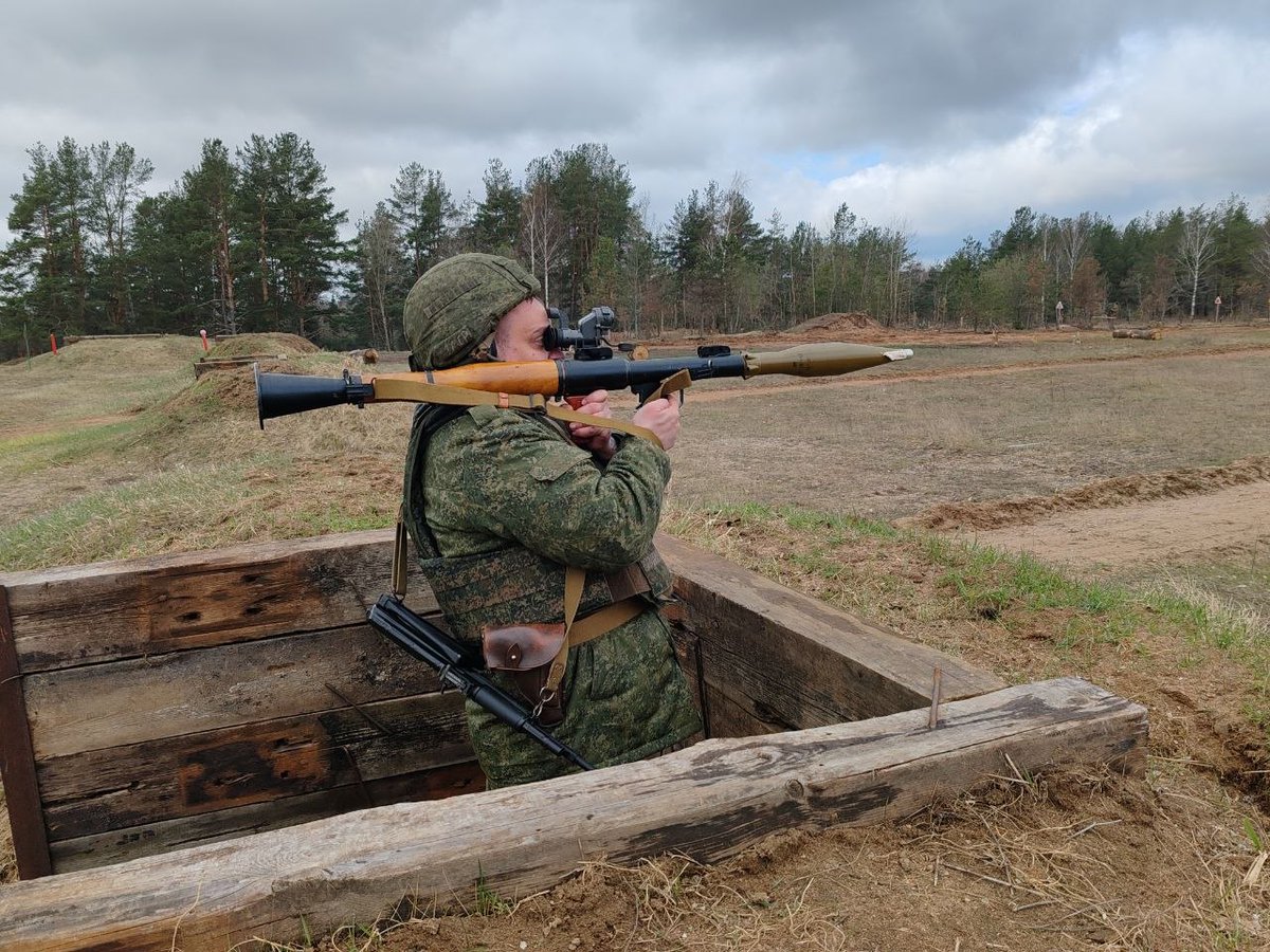 TheGreyPatriot_'s tweet photo. π§πΎπ·πΊ Today's training of troops from 19th Separate Guards Mechanized Brigade.
#Russia #Belarus #Belarusian #Today #Military #Army #Training #Tactical #RPG7 #AGS17 #RPK74 #AK74 #AirDefense #EMR https://t.co/qlHyIjtF2q