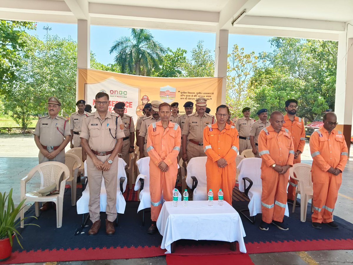 CISFWest's tweet image. MPA Mumbai &amp;amp; ONGC Gandhar observed #FireServiceDay to commemorate the martyrs of the 1944 Bombay Dock explosion. The ceremony included a wreath-laying at the Fire Memorial, a Guard of Honor &amp;amp; live firefighting demonstrations. 🇮🇳 #FireSafety #SaluteToBravery #FireService @CISFHQrs