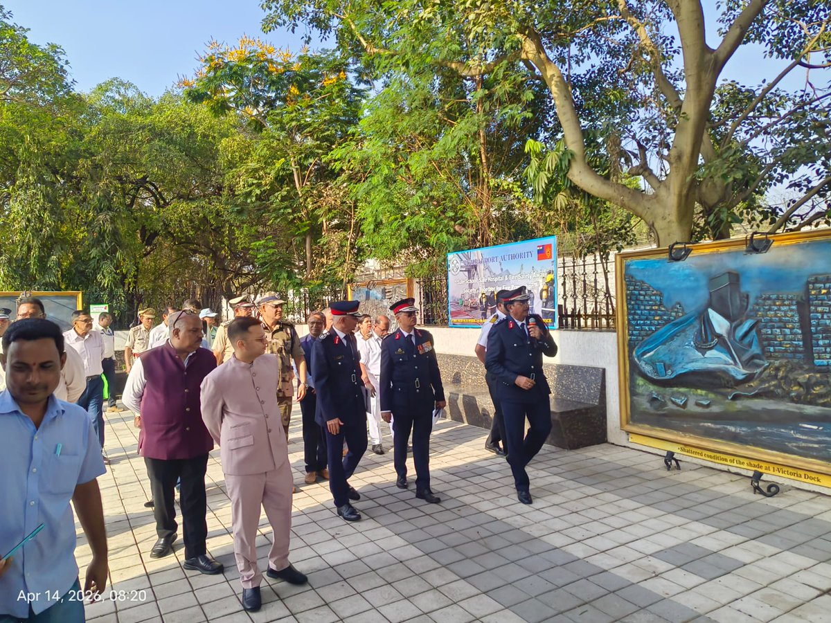 CISFWest's tweet image. MPA Mumbai &amp;amp; ONGC Gandhar observed #FireServiceDay to commemorate the martyrs of the 1944 Bombay Dock explosion. The ceremony included a wreath-laying at the Fire Memorial, a Guard of Honor &amp;amp; live firefighting demonstrations. 🇮🇳 #FireSafety #SaluteToBravery #FireService @CISFHQrs