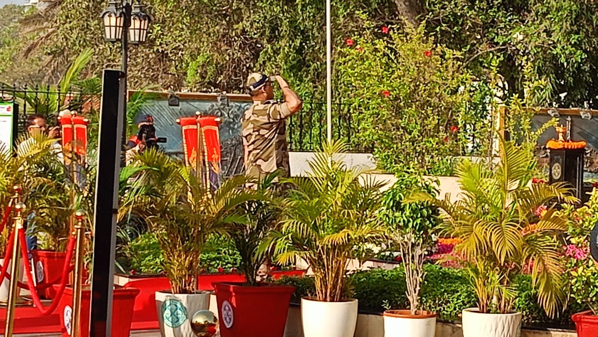 CISFWest's tweet image. MPA Mumbai &amp;amp; ONGC Gandhar observed #FireServiceDay to commemorate the martyrs of the 1944 Bombay Dock explosion. The ceremony included a wreath-laying at the Fire Memorial, a Guard of Honor &amp;amp; live firefighting demonstrations. 🇮🇳 #FireSafety #SaluteToBravery #FireService @CISFHQrs