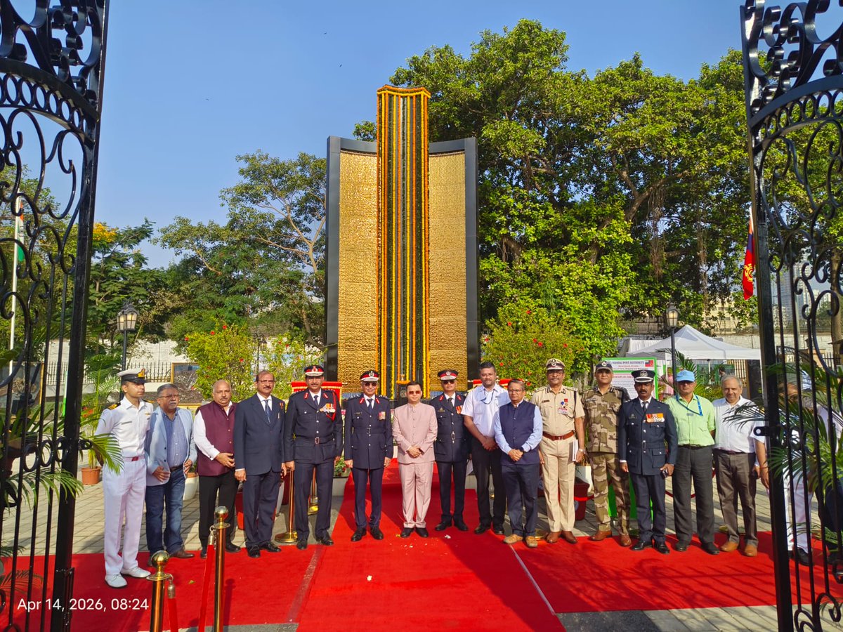 CISFWest's tweet image. MPA Mumbai &amp;amp; ONGC Gandhar observed #FireServiceDay to commemorate the martyrs of the 1944 Bombay Dock explosion. The ceremony included a wreath-laying at the Fire Memorial, a Guard of Honor &amp;amp; live firefighting demonstrations. 🇮🇳 #FireSafety #SaluteToBravery #FireService @CISFHQrs