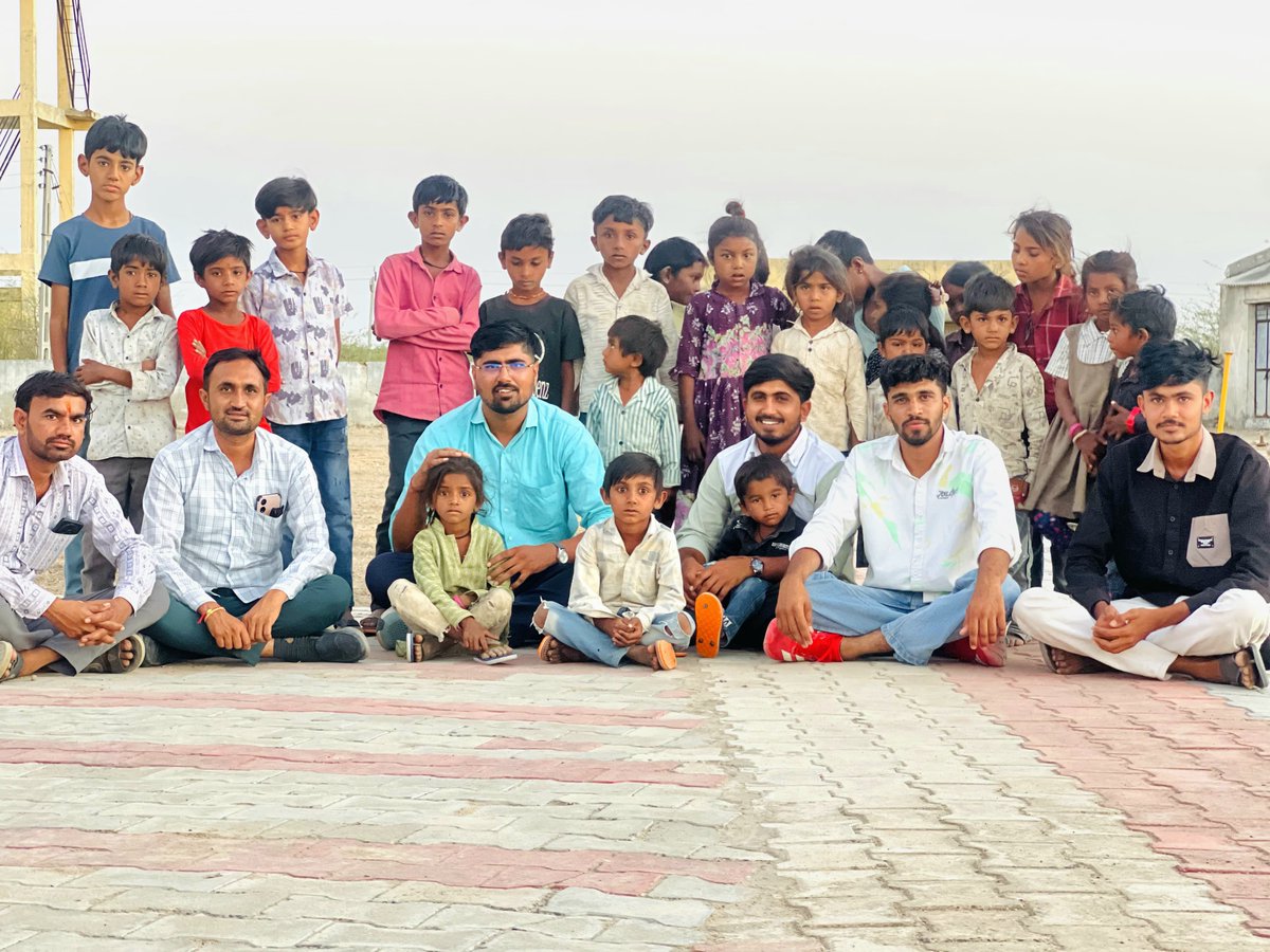 😊ઉનાળાની તીવ્ર ગરમીમાં ભારત-પાકિસ્તાન બોર્ડર પાસે ઝૂંપડપટ્ટીમાં રહેતા અને અભ્યાસ કરતા નાના ભૂલકાઓને❤️ ચંપલ વિતરણ કરવામાં આવ્યું — જેથી તેઓ ગરમીમાં તકલીફ ન અનુભવે.