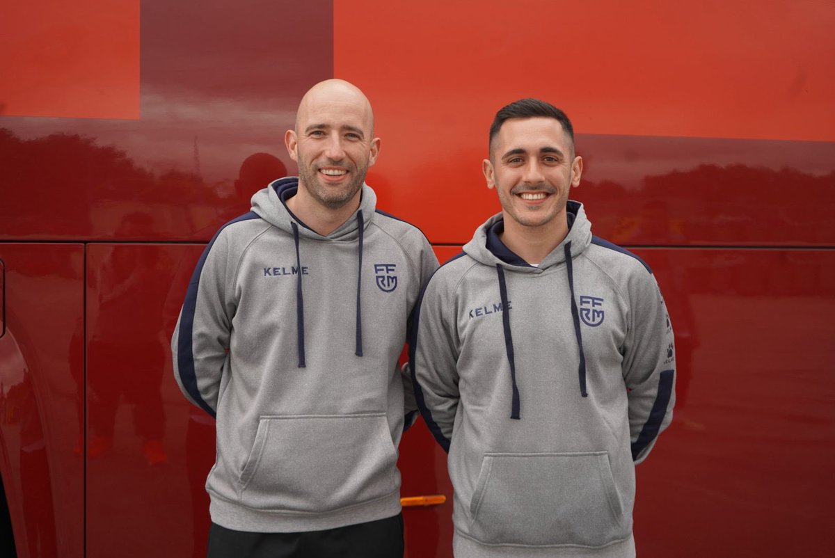 🚩￼￼| Nuestros árbitros, Antonio González y Antonio Nicolás, listos para dirigir la fase única de los Nacionales S-10 de fútbol sala femenino y másculino en Galicia. 

🫂 ￼¡Suerte en todos los partidos 💪!