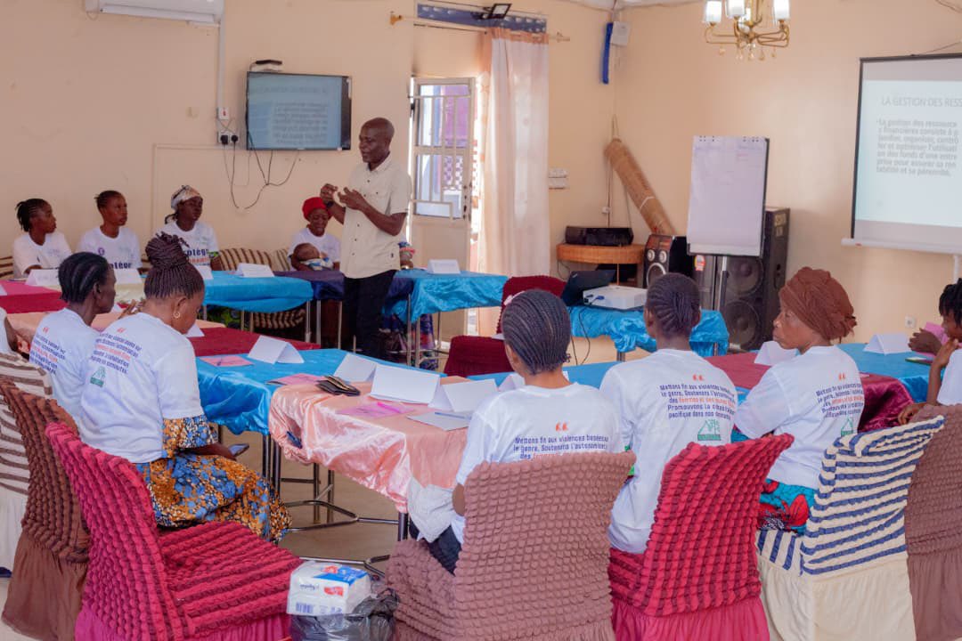 ffcrdc's tweet photo. Dans la ville de Kalemie, 25 femmes et filles dont 20 déplacées internes et 5 issues des communautés hôtes ont bénéficié d’une formation de renforcement de capacités dans le cadre d’un projet d’autonomisation économique. 
Cette formation a permis de renforcer leurs connaissances en comptabilité de base, gestion des ressources issues des activités génératrices de revenus, épargne et micro crédit, approche AVEC, autonomisation ainsi qu’en soutien psychosocial. 
Elle vise à accroître leur résilience, leur autonomie financière et leur capacité à agir durablement au sein de leurs communautés. 

Nous remercions chaleureusement @nptrust pour son soutien. 

#Autonomisation #resilience #inclusion.