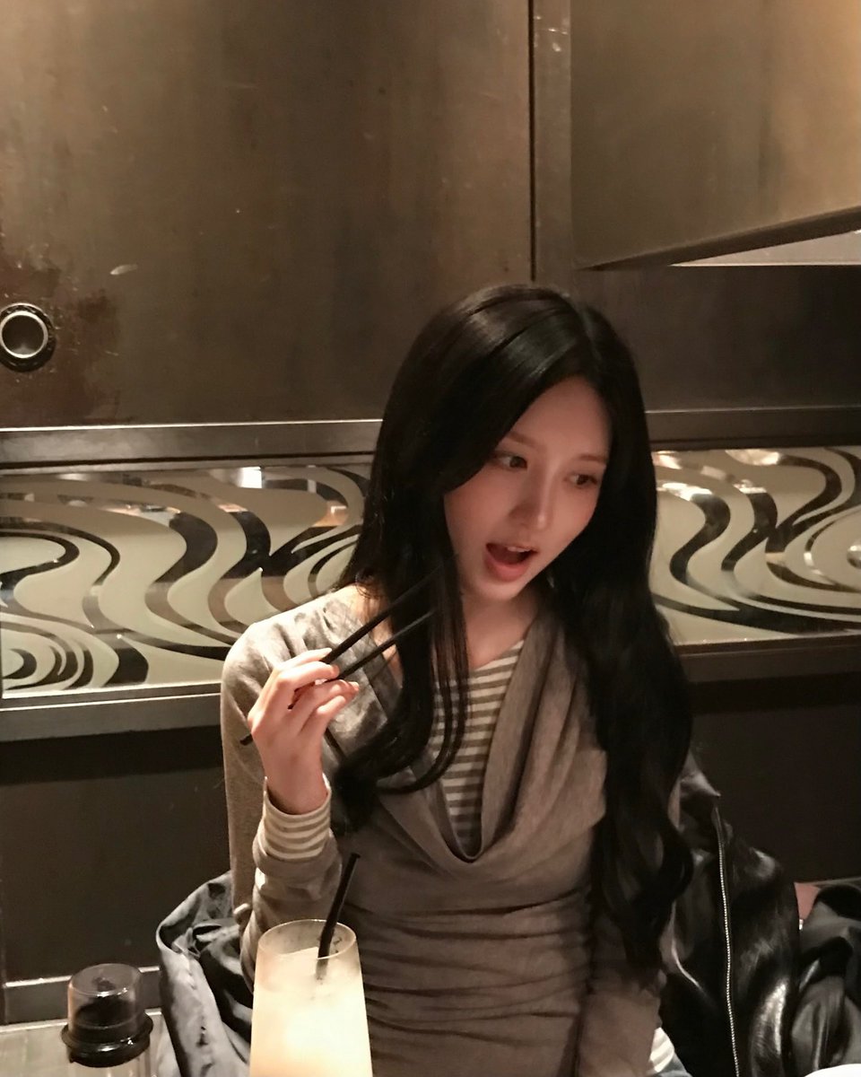 everybody say thank you kim liz for giving us another gaeul girlfriend coded pics 🫠