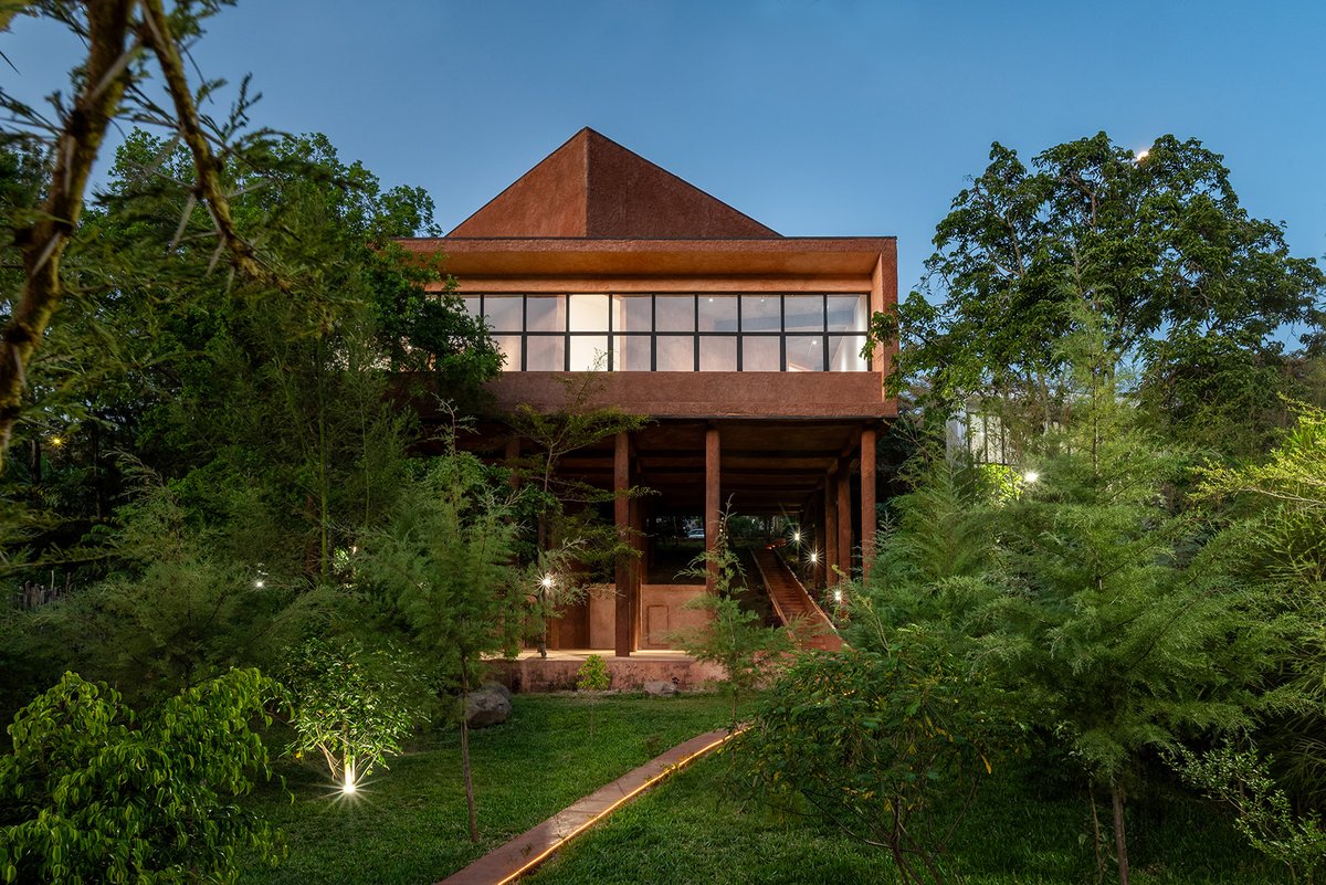 goooodofficial's tweet image. Kaloki Nyamai Studio by Adjaye Associates
A rammed earth structure elevated above the ground
link:gooood.cn/kaloki-nyamai-…
Photographer:Mutahi Chiira
#studio #rammedearth #architecture #kenya