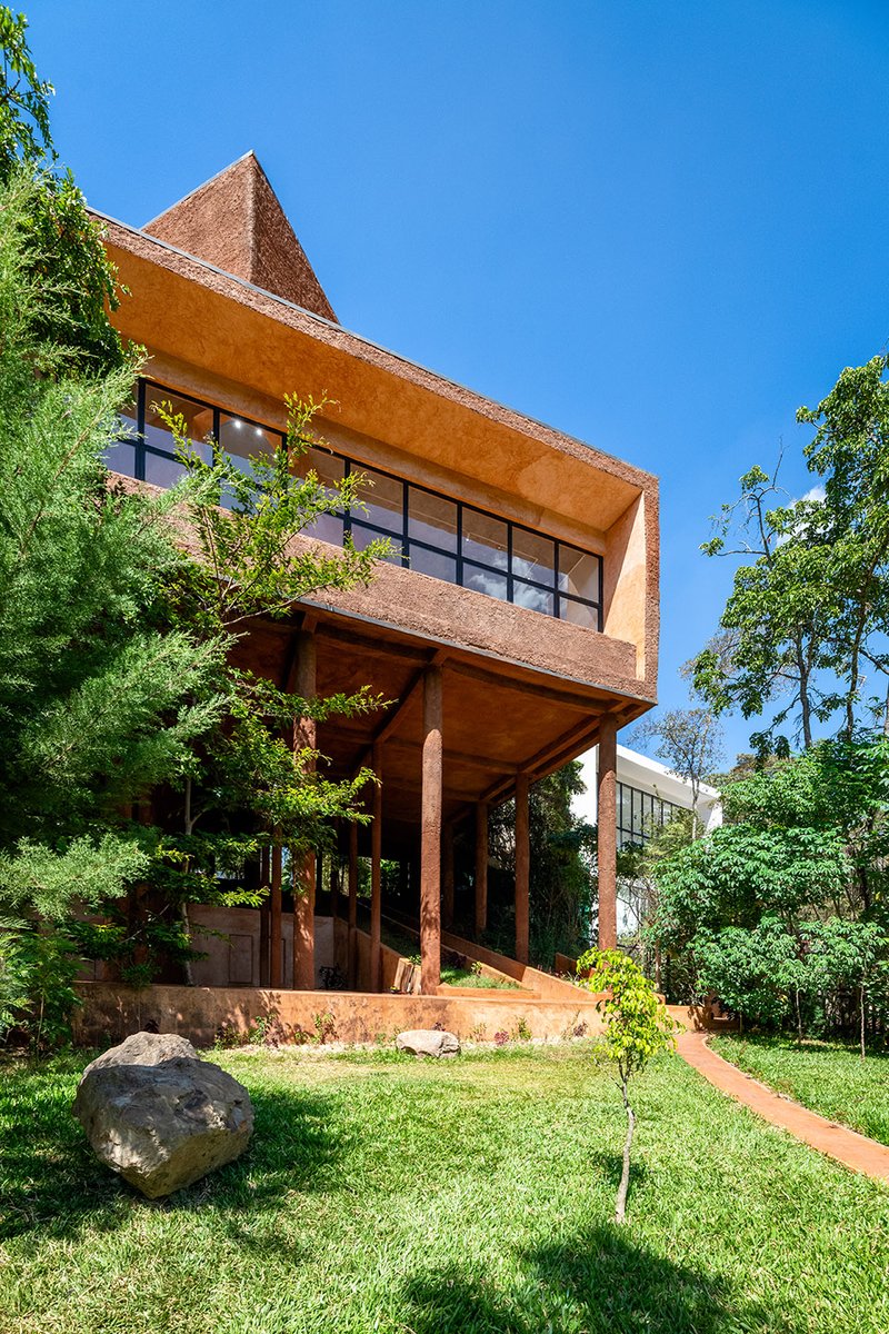 goooodofficial's tweet image. Kaloki Nyamai Studio by Adjaye Associates
A rammed earth structure elevated above the ground
link:gooood.cn/kaloki-nyamai-…
Photographer:Mutahi Chiira
#studio #rammedearth #architecture #kenya