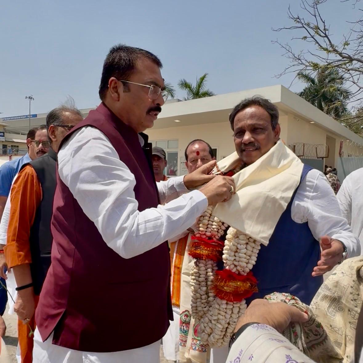 BJP4Bihar's tweet photo. बिहार आगमन पर एयरपोर्ट पर मा. प्रभारी श्री @TawdeVinod जी का माननीय प्रदेश अध्यक्ष श्री @sanjay_saraogi जी सहित अन्य लोगों द्वारा अंगवस्त्र भेंटकर आत्मीय स्वागत एवं अभिनंदन किया गया।

#NDA4Bihar https://t.co/svU0XTQL5h