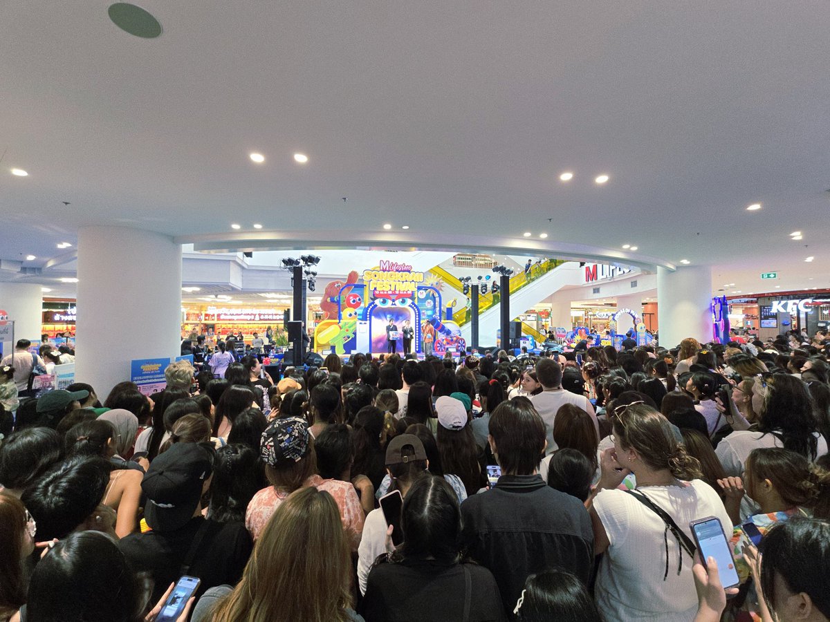 mynameissarunnn's tweet image. ติ่งแบบมาบ่าย 3 ก็จะได้ประมาณนี้ 🤣

JOONG DUNK AT SONGKRAN THE MALL BANGKAE​
#TheMallSongkranxJoongDunk