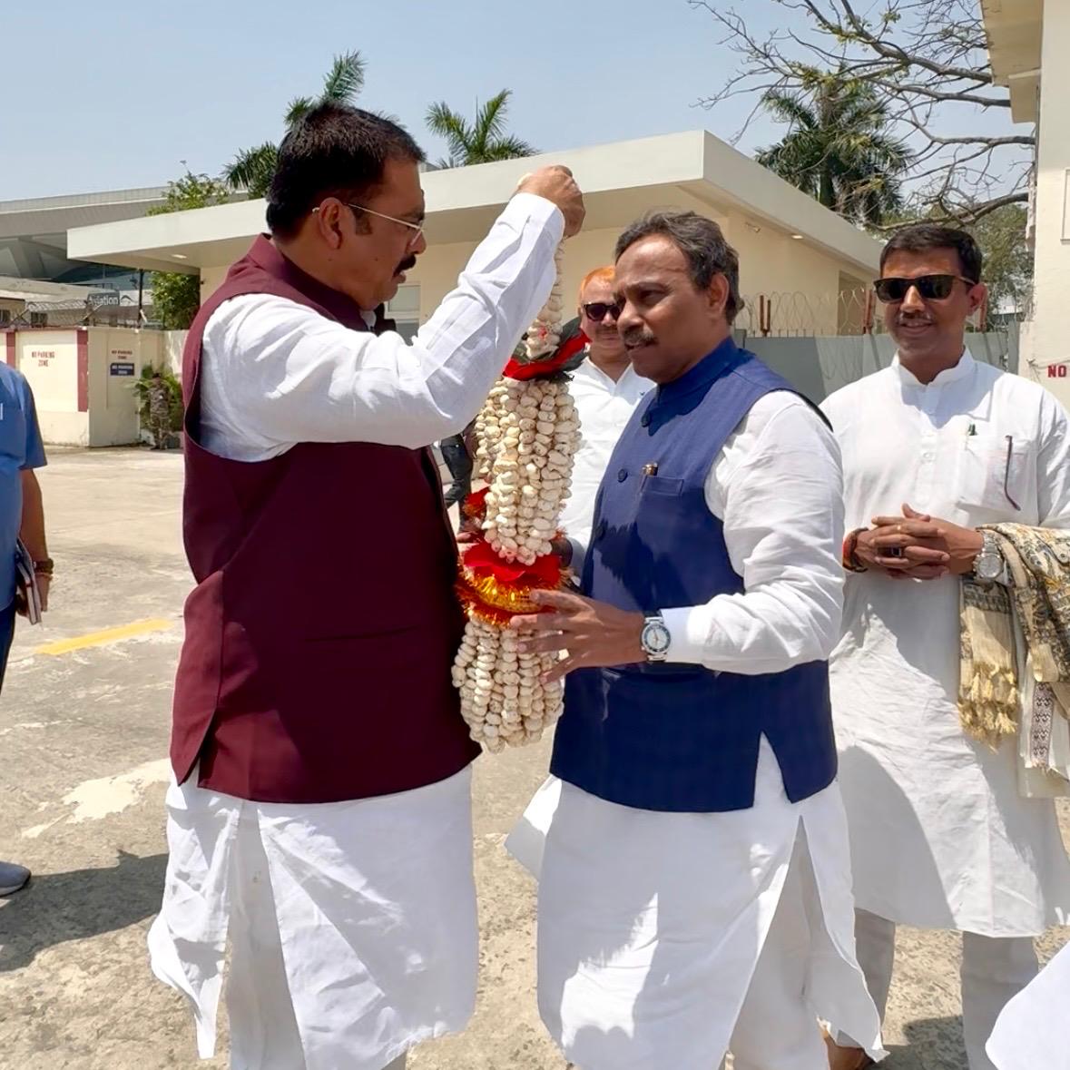 BJP4Bihar's tweet photo. बिहार आगमन पर एयरपोर्ट पर मा. प्रभारी श्री @TawdeVinod जी का माननीय प्रदेश अध्यक्ष श्री @sanjay_saraogi जी सहित अन्य लोगों द्वारा अंगवस्त्र भेंटकर आत्मीय स्वागत एवं अभिनंदन किया गया।

#NDA4Bihar https://t.co/svU0XTQL5h