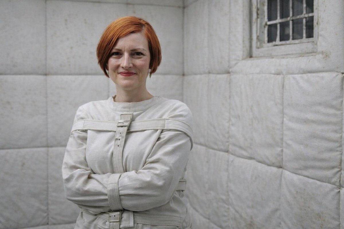 Išče se Asta…
Ali je že zaključila hospitalizacijo po petkovem dogodku in razgrajanju v pisarnah DZ?🤐🫨🤡

#FotoPubPrihaja