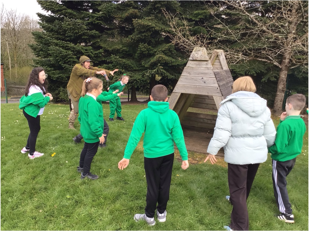 glanhowyprimary's tweet image. Pupils in Y Garn had a very exciting day using their creative skills with a local storyteller! We had to use problem solving skills and collaborative skills to help to create our own exciting story! #CreativeMindset #ExpressiveArts @ArtsCouncilofWales #G_FCE