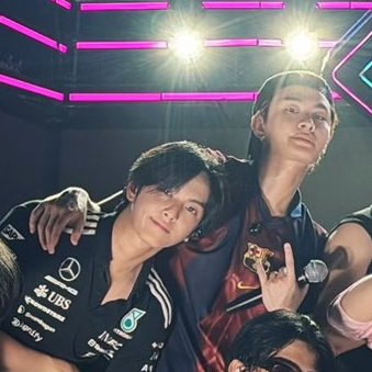 maiiich's tweet image. ตลอดไปปป คนอื่นยังมีสลับ แต่ไทยเปอร์รูปซ้อม 3 งานก็ตัวติดกันไปเลย 3 งาน ไม่รู้ว่าใครติดใคร (ติดกันทั้งคู่) 5555555

#THAIchayanon
#COPPERdechawat
#BUSbecauseofyouishine