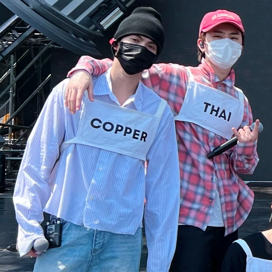 maiiich's tweet image. ตลอดไปปป คนอื่นยังมีสลับ แต่ไทยเปอร์รูปซ้อม 3 งานก็ตัวติดกันไปเลย 3 งาน ไม่รู้ว่าใครติดใคร (ติดกันทั้งคู่) 5555555

#THAIchayanon
#COPPERdechawat
#BUSbecauseofyouishine