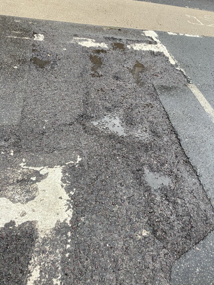 Matthew4Croydon's tweet image. Another pothole 🕳️ fixed 👷 🪏 🔨, St Augustines Avenue, South Croydon ward.

Reported/resolved! 🤗

Thank you @JasonForCroydon for restoring services and #pride to Croydon.

Before/After