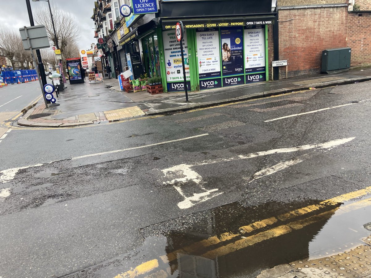 Matthew4Croydon's tweet image. Another pothole 🕳️ fixed 👷 🪏 🔨, St Augustines Avenue, South Croydon ward.

Reported/resolved! 🤗

Thank you @JasonForCroydon for restoring services and #pride to Croydon.

Before/After