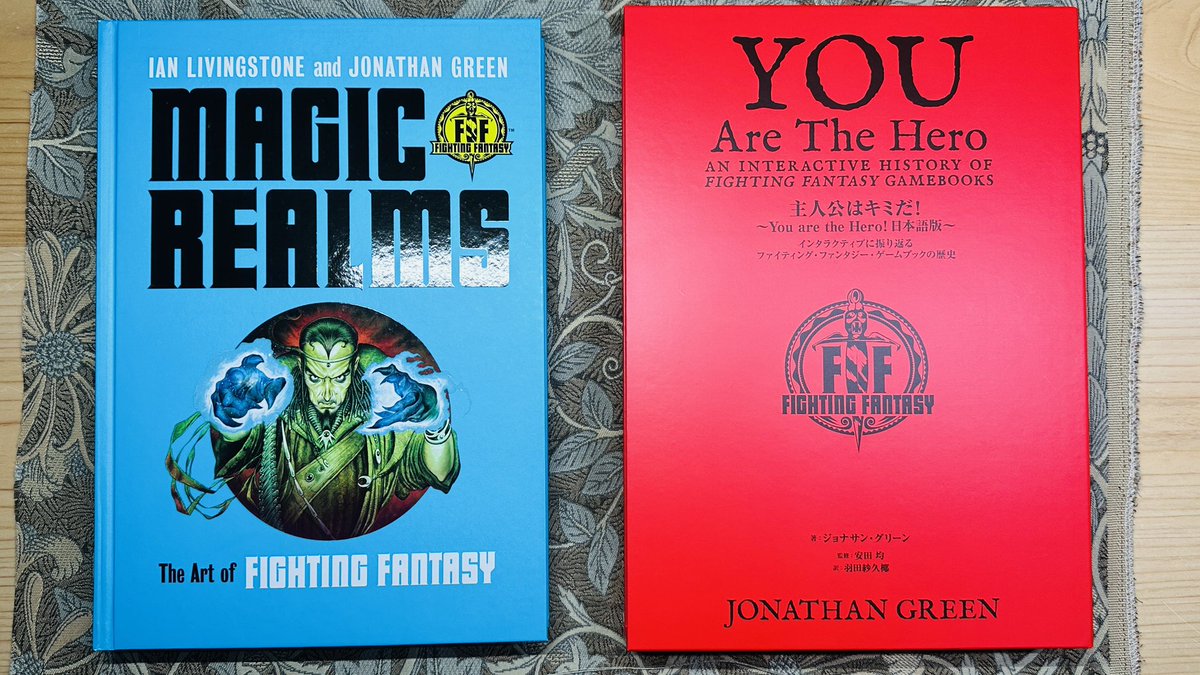 KUMARL765's tweet photo. #MAGICREALMS
きたーっっ🤩
米Amazonから2週間で着弾📚YOU Are The HeroではFFのカバーアートと挿絵の選定エピソードが多数記載されており、どうしてもFFアーティストを網羅した同書もセットで読みたくなり。巨大イラストとシリーズ一覧表に感激中😭
#ファイティングファンタジー
#ゲームブック https://t.co/7ro3rHdlNS
