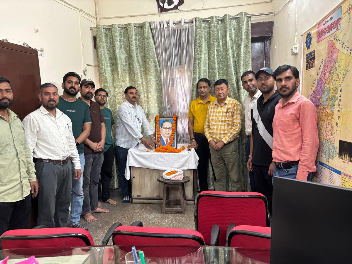 DoSaharanpur's tweet photo. मंडल कार्यालय, सहारनपुर में आज दिनांक 14 अप्रैल 2026 को भारत रत्न बाबा साहेब भीमराव अंबेडकर की 135वीं जयंती के अवसर पर एक गरिमामय कार्यक्रम आयोजित किया गया। इस अवसर पर अधिकारियों एवं कर्मचारियों ने उनके योगदान को स्मरण करते हुए उनके चित्र पर पुष्प अर्पित किए। https://t.co/IVvGrpXcDV