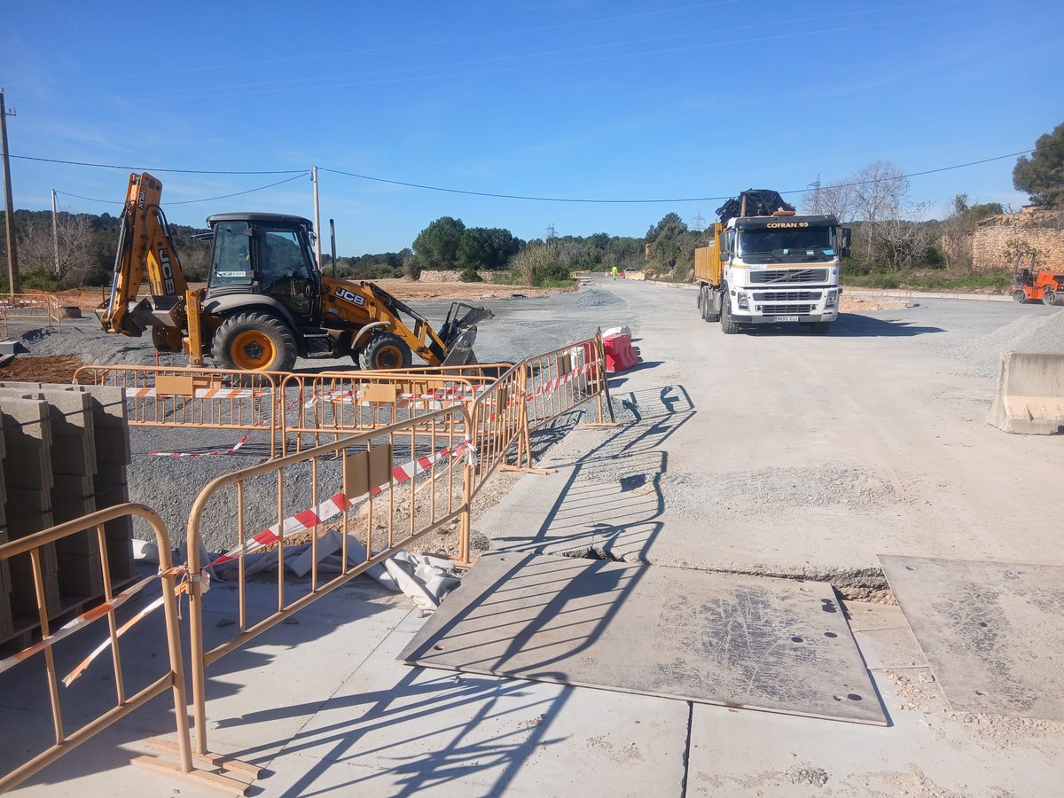 Dipta_cat's tweet photo. #CarreteresDipta 👷 Avancen les obres de construcció d'una nova rotonda a la TP-2235, entre #elsPallaresos i Sant Salvador #Tarragona

⛔️Fins al 25/ABR la via continuarà tallada totalment als Pallaresos
⤴️Itinerari alternatiu via Perafort i l'N-240
@transit @AjElsPallaresos https://t.co/KIFK9uNBLn