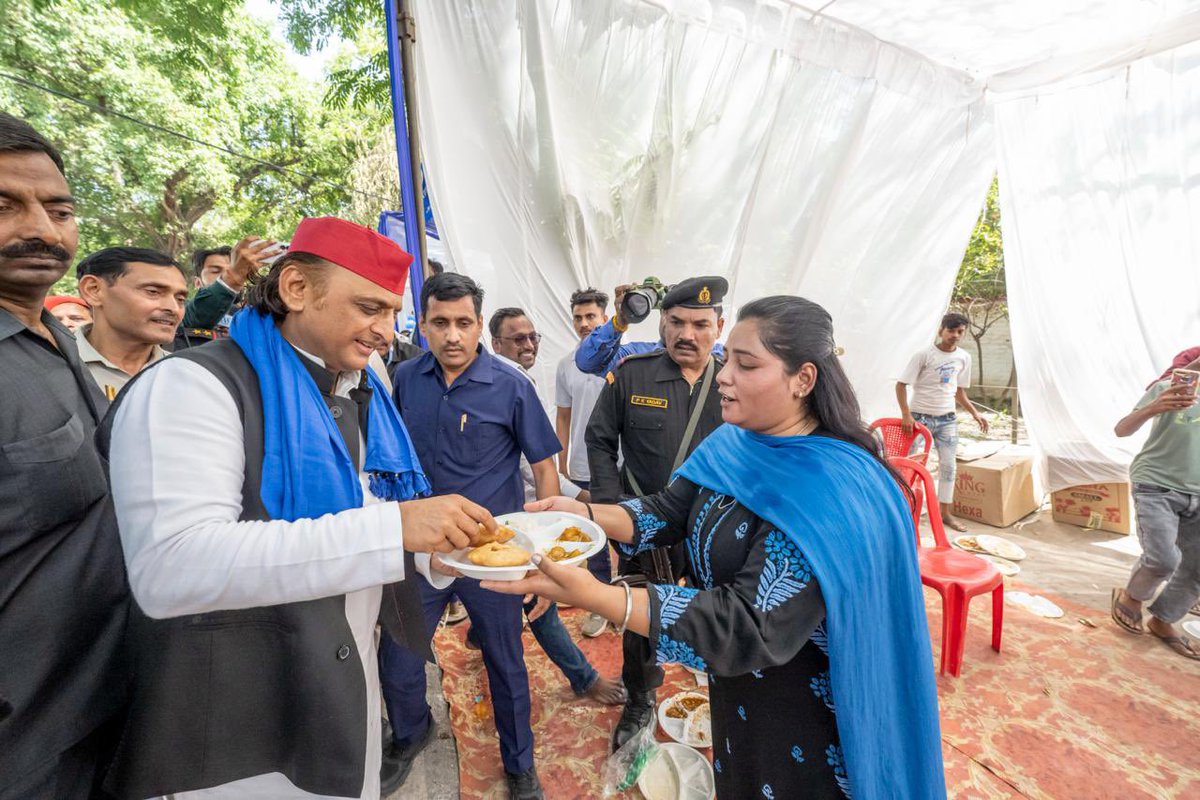 चलो मिलकर हम सब नया देश बनाएं 
एक थाली सजाएं, एक थाली में खाएं!