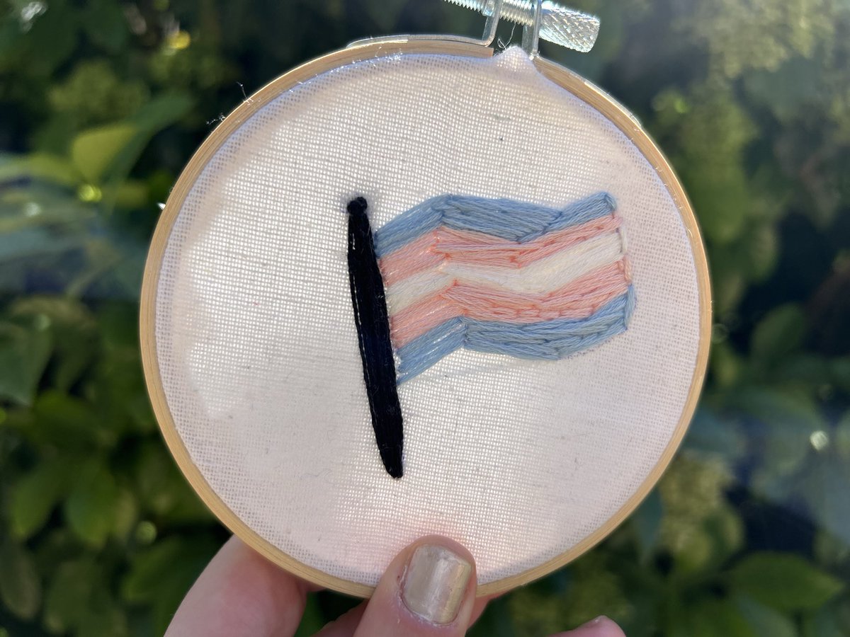 En 2021 hice este bordado con la intención de donarlo a una asociación y regalarlo.
Por lo que son 10 cm de diámetro, hecho a mano y solo habría que pagar el envío.
Puedes contactar conmigo por mensaje directo 🫂