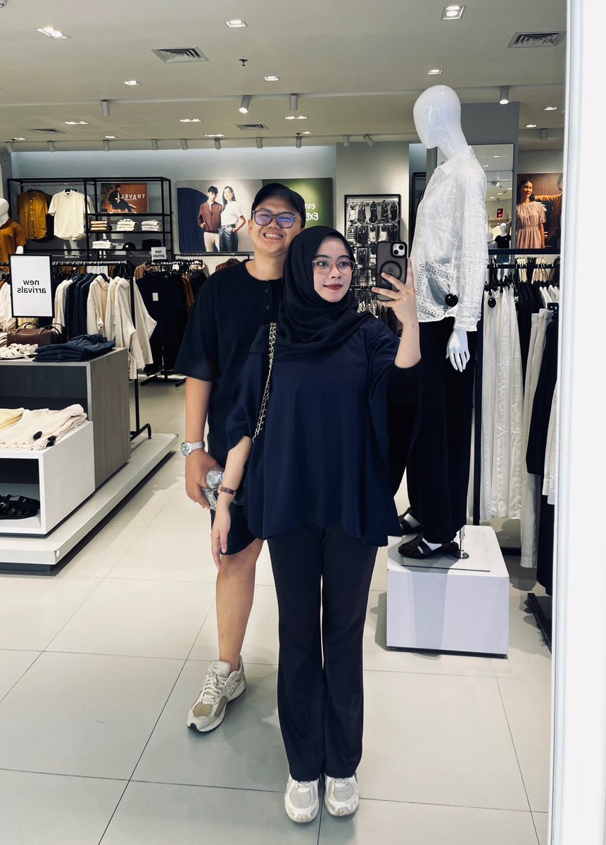 blush_on3's tweet photo. Punya pasangan yg bisa diajak outfit cekk 😋 https://t.co/nep57nMZnR