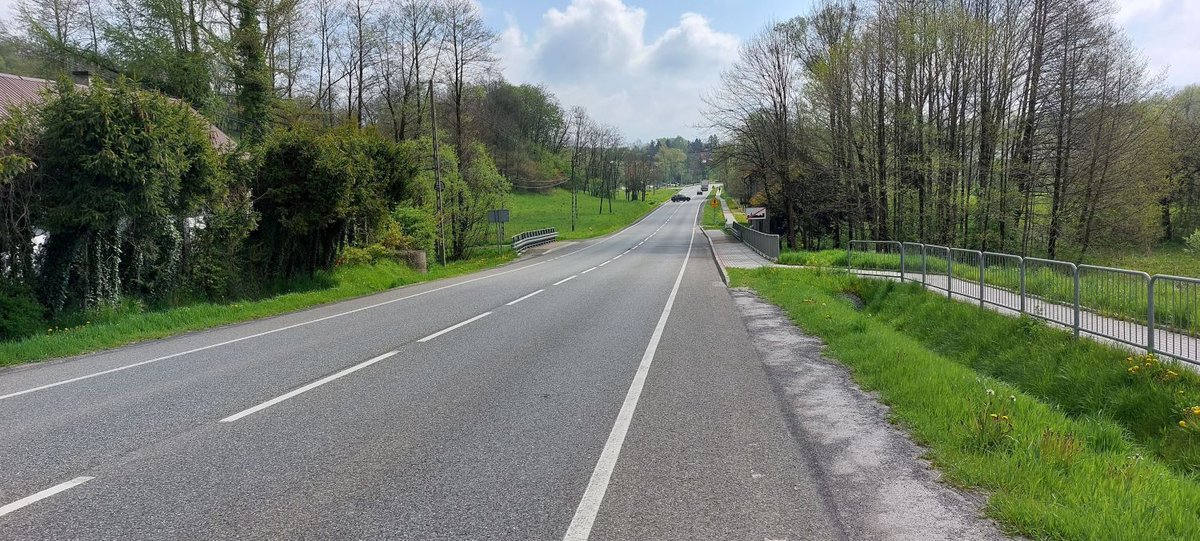 GDDKiA_Krakow's tweet photo. W dn. 15-17.04 będziemy prowadzić remonty cząstkowe na 2⃣5⃣ km odc. #DK75 (Okocim-Wytrzyszczka)
Będziemy uzupełniać ubytki w nawierzchni🖤, a to miejscami będzie wymagać ruchu wahadłowego. Będą nim sterować nasi pracownicy.
Uważajcie na siebie i na nich!🙏👷♂️
@GDDKiA |@MI_GOV_PL https://t.co/YPIMihHwQx
