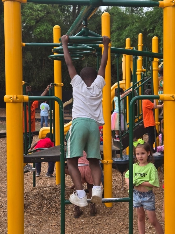 HarperEagles's tweet image. Fresh air + play = big smiles! 🌤️ Ms. Griffin &amp;amp; Ms. Fortson’s Pre-K had a blast exercising and exploring outside today — little bodies, big energy! #EarlyEd #PlayMatters