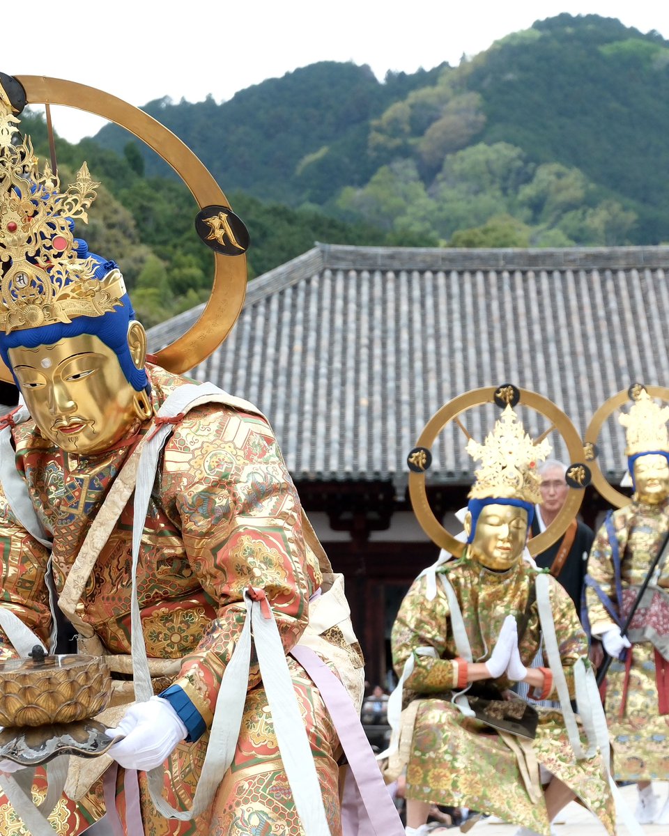 yuntabitours's tweet photo. あまりにも素晴らしい儀式で、約一時間しっかりと見入ってしまいました。

ゆんたびグルメツアーズ、今日は當麻寺の「聖衆来迎練供養会式」へ。當麻寺参道名物の中将餅と姫餅の食べ比べ、そして菩薩面を着ける体験など、年に一度の特別な儀式を堪能しました。

また来年同じ企画が出来たらいいな。 https://t.co/0bkvJ62MKj