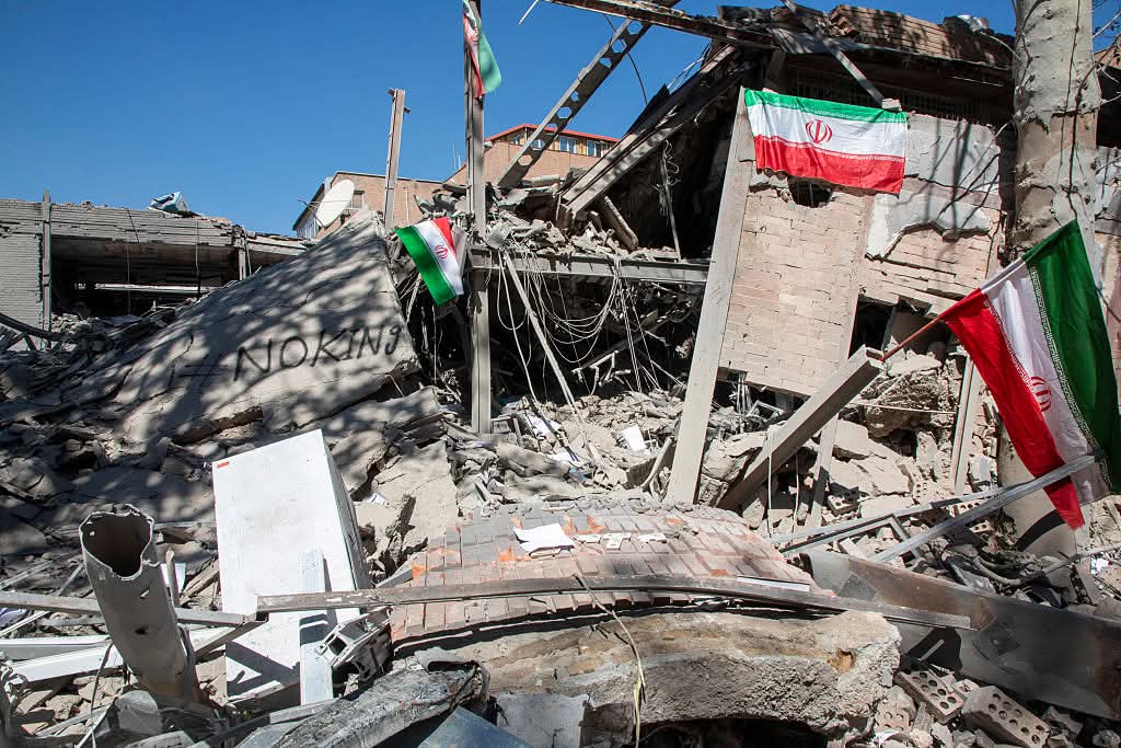 ایرانی نوجوانوں کا کہنا ہے کہ ایران نقصانات کا جائزہ لے رہا ہے تاکہ ہرجانے کے معاملے کو مذاکرات میں شامل کیا جا سکے۔
انکا کہنا ہے کہ ہماری امید ہے کہ آنے والی نسلیں ایک زیادہ پُرامن اور بہتر ماحول میں اپنی زندگیاں گزار سکیں۔