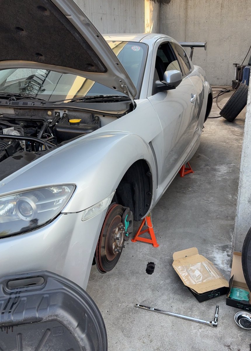 aaaaaepp1's tweet photo. 日曜は久々の車いじりデーでした。ミニのブレーキセンサー取り付けとエイトオイル交換&amp;ブレーキエア抜き&amp;パッド交換をして、充実した1日だった
パッドはプロミューのN+を試してみます。色が走ってる感出てていい https://t.co/e3DNgD7e7R