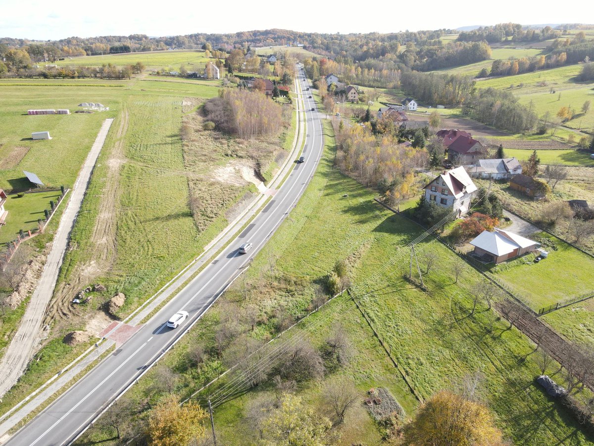 GDDKiA_Krakow's tweet photo. W dn. 15-17.04 będziemy prowadzić remonty cząstkowe na 2⃣5⃣ km odc. #DK75 (Okocim-Wytrzyszczka)
Będziemy uzupełniać ubytki w nawierzchni🖤, a to miejscami będzie wymagać ruchu wahadłowego. Będą nim sterować nasi pracownicy.
Uważajcie na siebie i na nich!🙏👷♂️
@GDDKiA |@MI_GOV_PL https://t.co/YPIMihHwQx
