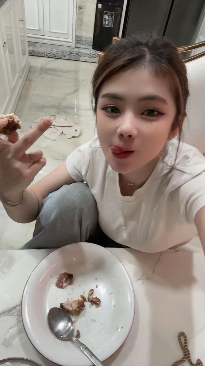 lia tweet media