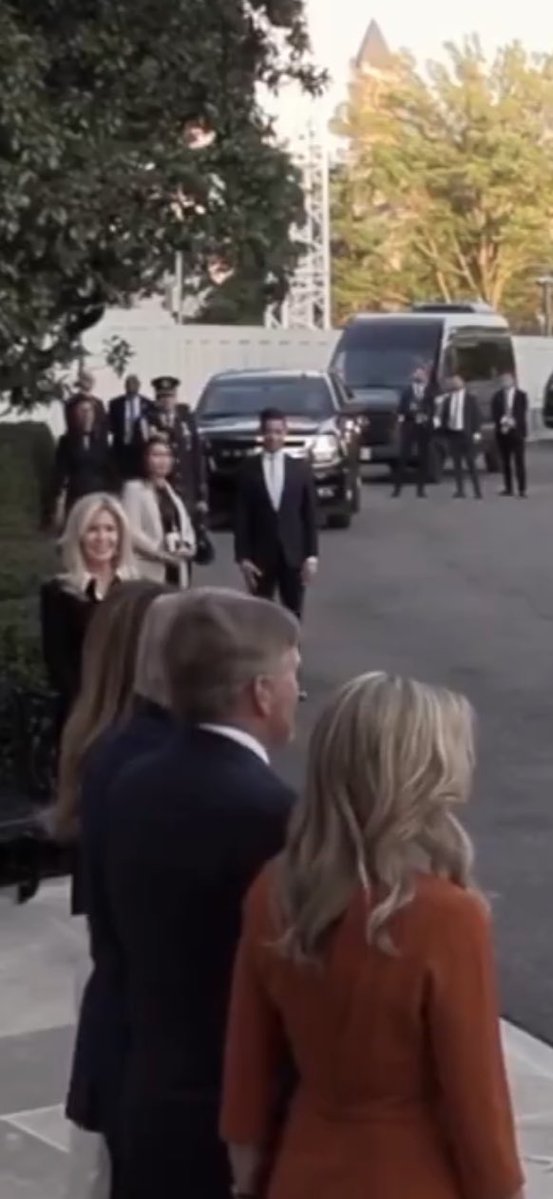 Geniaal dit hoe Jetten daar staat te wachten 😂😂😂