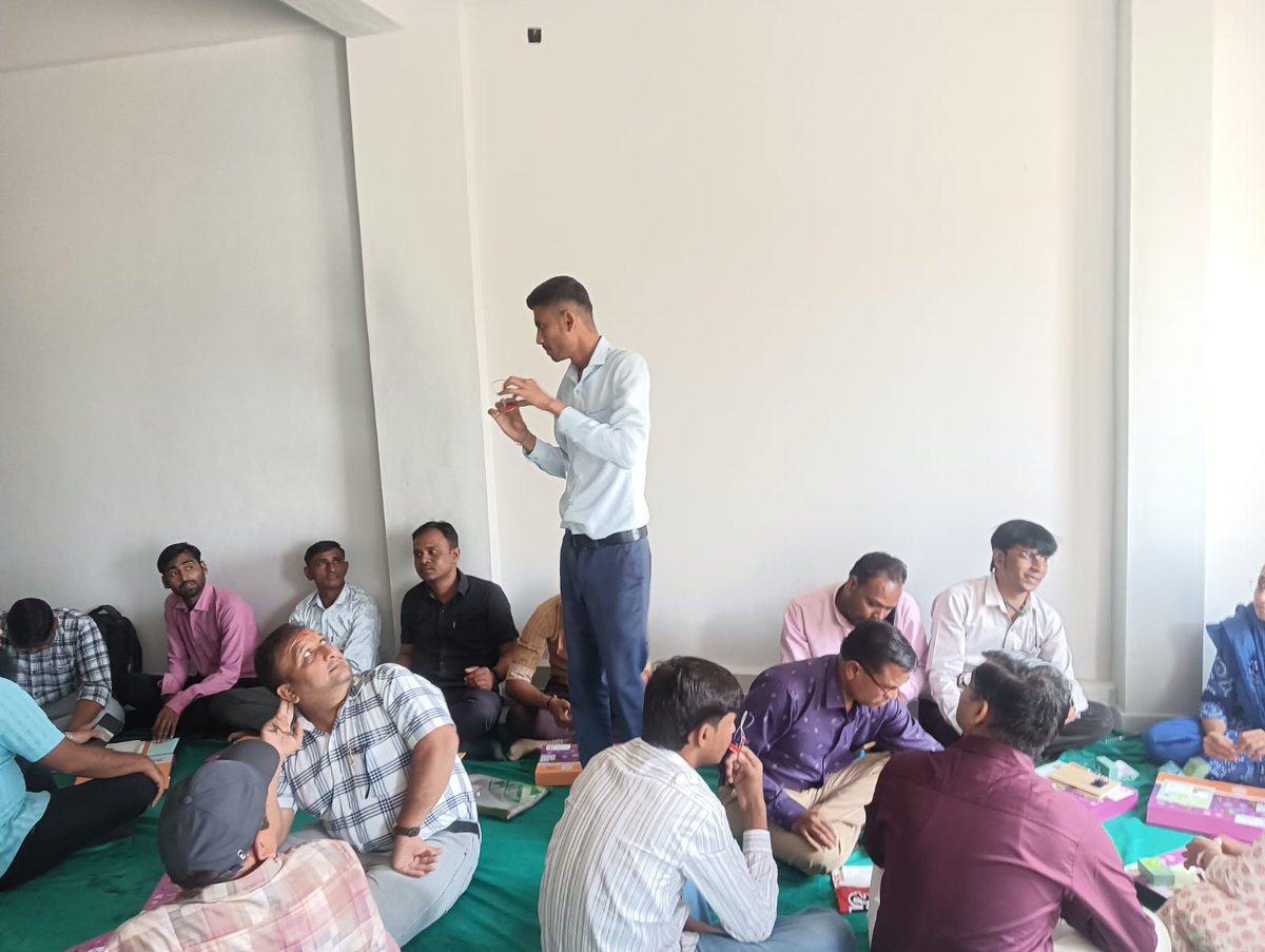 Iplabcscudepur's tweet image. Empowering the educators who shape our future! 🚀 Successful hands-on training workshop for teachers on #QuantumScience and #Technology.
By equipping teachers with the right kits and #knowledge, we are bringing the wonders of the quantum world directly to the classroom. 🧪💻