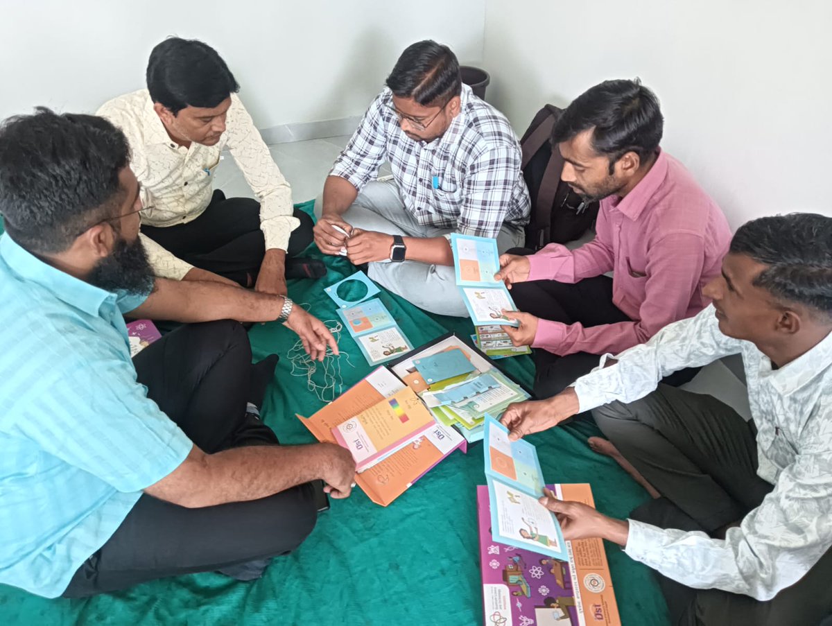 Iplabcscudepur's tweet image. Empowering the educators who shape our future! 🚀 Successful hands-on training workshop for teachers on #QuantumScience and #Technology.
By equipping teachers with the right kits and #knowledge, we are bringing the wonders of the quantum world directly to the classroom. 🧪💻