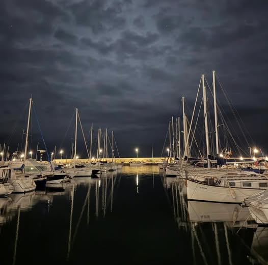 lampollaturisme's tweet image. Quan cau la nit, el port de l’Ampolla brilla 🌙

Foto de allorensf©

Què fer a #lAmpolla?  shorturl.at/KiqYs

#DeltadelEbre #TerresdelEbre #CatalunyaExperience #inLOVEwithCatalonia

@terresebretur @catexperience