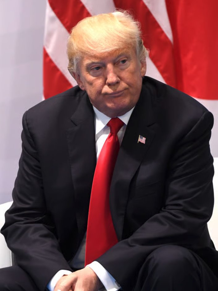 smurfypappa's tweet photo. Trump sessiz kaldı. Cevabı 121 tankerle verdi.

Trump İran Hürmüz'ü kontrol ederken sessiz kaldı.

Herkes dalga geçti. "Zayıf kaldı" dediler. "Planı yok" dediler. "İran boğazı kontrol ediyor, ABD sadece izliyor" dediler.

Trump cevap vermedi.

Dün abluka ilan etti.

Bugün 121 dev tanker ABD limanlarına yanaştı. Petrol ve gazla dolduruluyor.

121 gemi bir gecede hazırlanmaz.

Trump sessiz kalırken hazırlık çoktan başlamıştı.

Anlatıyorum.

Trump'ın kendi sözleriyle: "Güzel dev tankerler ülkemize geliyor. Petrol ve gazla dolduruyoruz."

Abluka dün açıklandı. Tankerler bugün yanaştı.

Bir tanker rotası çizilmeden yola çıkmaz. 
Müşteri belirlenmeden yükleme yapılmaz. 
Liman kapasitesi hazırlanmadan 121 gemi aynı anda yanaşamaz.

Bu organizasyon bir gecede olmaz. Bu hazırlık haftalar önce başladı. Belki aylar önce.

Şimdi tablonun tamamına bakın.

Hürmüz tarafında ABD donanması var. 15'ten fazla savaş gemisi pozisyonda. 

İran'a haraç ödeyen gemiler aranıyor. İran'ın müşteri havuzu daraltılıyor.

ABD tarafında 121 tanker limanlarında dolduruluyor. Petrol ve gaz yükleniyor. 

Bu tankerler Avrupa'ya ve Asya'ya gidecek.

Bir taraftan İran'ın satış kanalı kesiliyor, diğer taraftan ABD o boşluğu doldurmaya hazırlanıyor.

Enerji akışının yönü değişiyor.

On yıllardır nasıldı? 
1- Ortadoğu'dan petrol çıkıyor
2- Hürmüz'den geçiyor
3- Dünyaya dağıtılıyordu.

Şimdi ne oluyor? Hürmüz tıkandı. Ortadoğu petrolü zor çıkıyor. ABD kendi petrolüyle o boşluğu dolduruyor.

Trump'ın Venezuela'yı almasını hatırlayın. Maduro yakalandı. Venezuela petrolü ABD kontrolüne geçti.

Şimdi ABD'nin elinde kendi üretimi var, Venezuela petrolü var ve 121 tankerle dünyaya enerji satma kapasitesi var.

ABD petrolü piyasaya sürdükçe arz artar. Arz artınca fiyatlar düşer. Fiyatlar düşünce İran'ın petrol geliri azalır. Gelir azalınca İran'ın savaşı finanse etme kapasitesi zayıflar.

Tek hamleyle birden fazla sonuç.

İran'ın geliri kesiliyor. ABD'nin enerji ihracatı artıyor. Dünya enerji akışı ABD üzerinden yönlendirilmeye başlıyor.

Peki Çin?

Çin Savunma Bakanı "Hürmüz bizim için açık" dedi. Çin tankeri ablukaya rağmen geçti. Bu doğru.

Ama fiili duruma bakın. 

İran'ın petrol ihracatı düşüyor. Hürmüz'den geçiş her gün zorlaşıyor. ABD ise tankerler dolusu enerjiyi piyasaya sürüyor.

Çin şu ana kadar İran'dan kendi parasıyla bağımsız şekilde petrol alıyordu. ABD bu hattı kesmeye çalışıyor ve yerine "benden al" diyor.

Çin bunu kabul edecek mi? Yoksa Rusya'dan daha fazla almaya mı yönelecek? Kara yoluyla enerji hatlarını mı güçlendirecek?

121 tanker ABD limanlarında. Hürmüz abluka altında. Enerji akışı yön değiştiriyor.

Herkes dalga geçerken Trump sessiz kaldı.

Sessizliğin sebebi 121 tankerin içinde saklıydı.

Gelişmeleri ve analizlerimi burada paylaşmaya devam edeceğim.