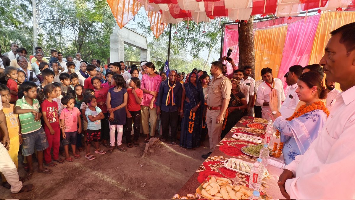 ग्राम मवई में भारत रत्न बाबा साहब डॉ. भीमराव अम्बेडकर जी की जयंती के अवसर पर आयोजित कार्यक्रम में सम्मिलित होकर बाबा साहब के चित्र पर पुष्प अर्पित कर उन्हें नमन किया और उनके महान विचारों को आत्मसात करने का हम सभी ने संकल्प लिया। 

#संडीला_विधानसभा #AmbedkarJayanti
