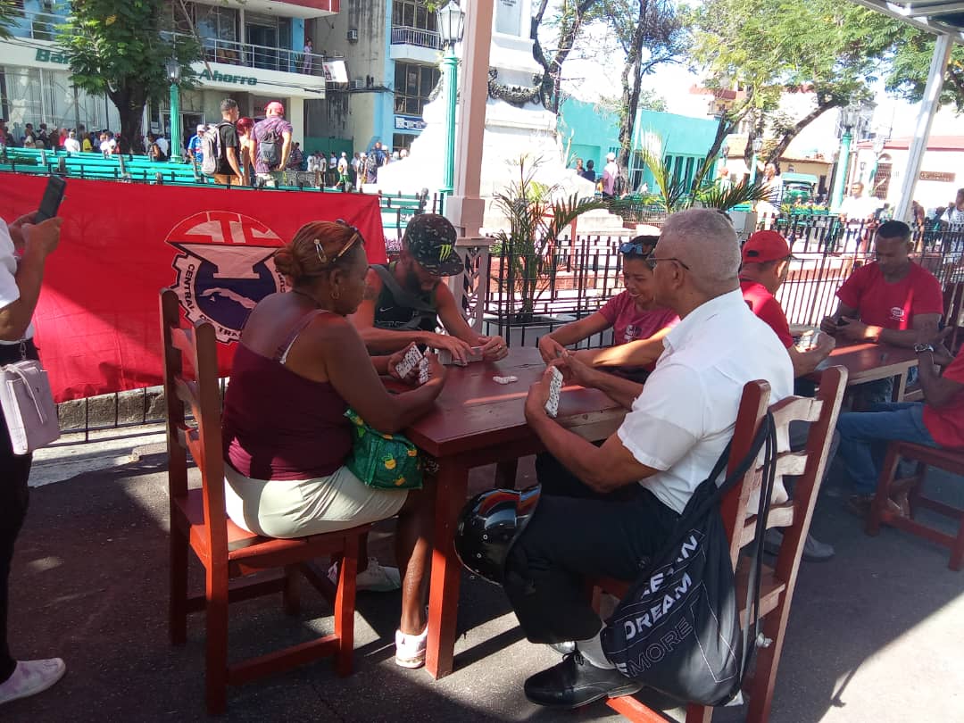 OrlandoMinier's tweet photo. #LaPatriaSeDefiende desde la actividad deportiva recreativa. Se realiza en #SantiagoDeCuba torneo de dominó Este 1ro Estoy Pegao. #PorCubaJuntosCreamos https://t.co/L6MoCB76G5