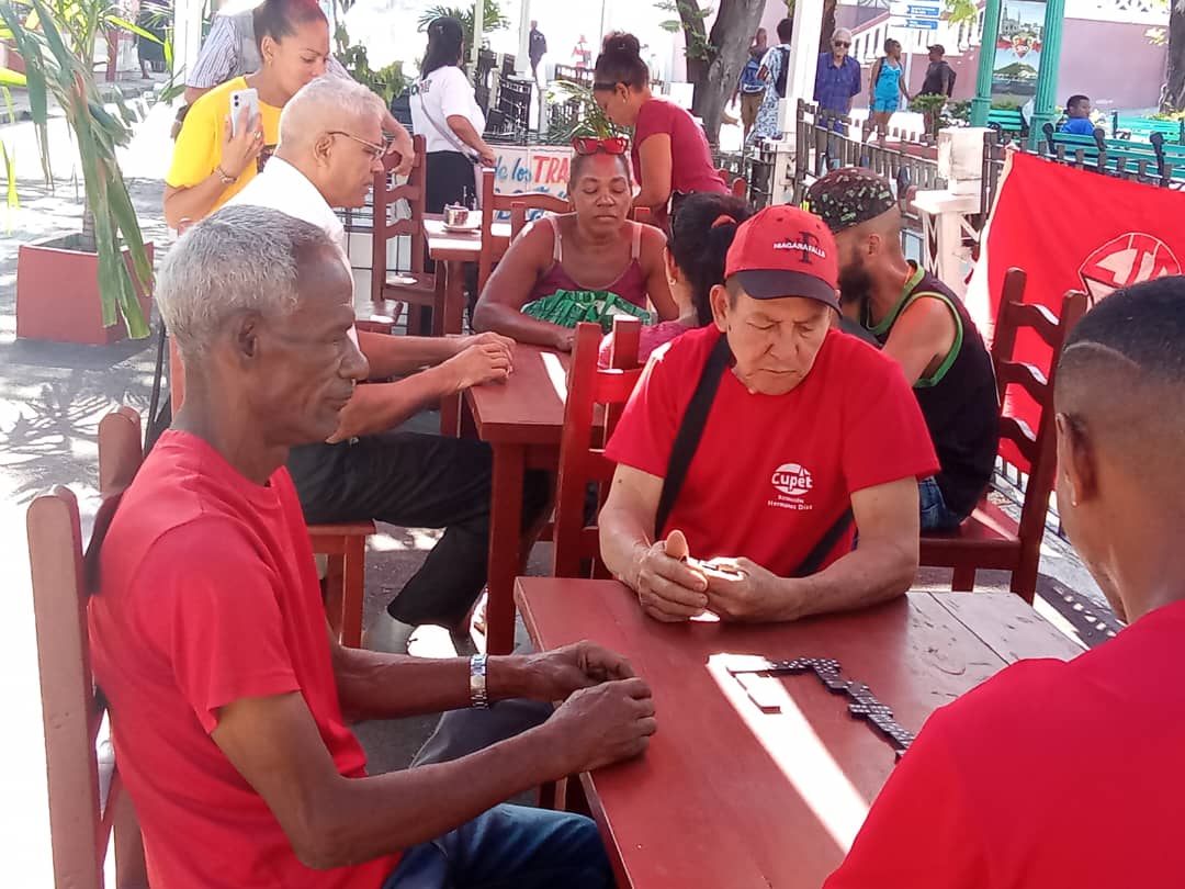 OrlandoMinier's tweet photo. #LaPatriaSeDefiende desde la actividad deportiva recreativa. Se realiza en #SantiagoDeCuba torneo de dominó Este 1ro Estoy Pegao. #PorCubaJuntosCreamos https://t.co/L6MoCB76G5
