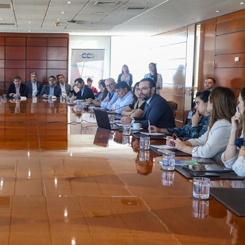 FMBBVA's tweet image. El diálogo entre el sector privado y el público es clave en materia de #desarrollo. En la Cámara de Comercio de Santiago @SociosCCS, @FondoEsperanza fortalece su rol en el debate nacional y busca alinear la agenda legislativa con los desafíos de los sectores más vulnerables. 📈🇨🇱