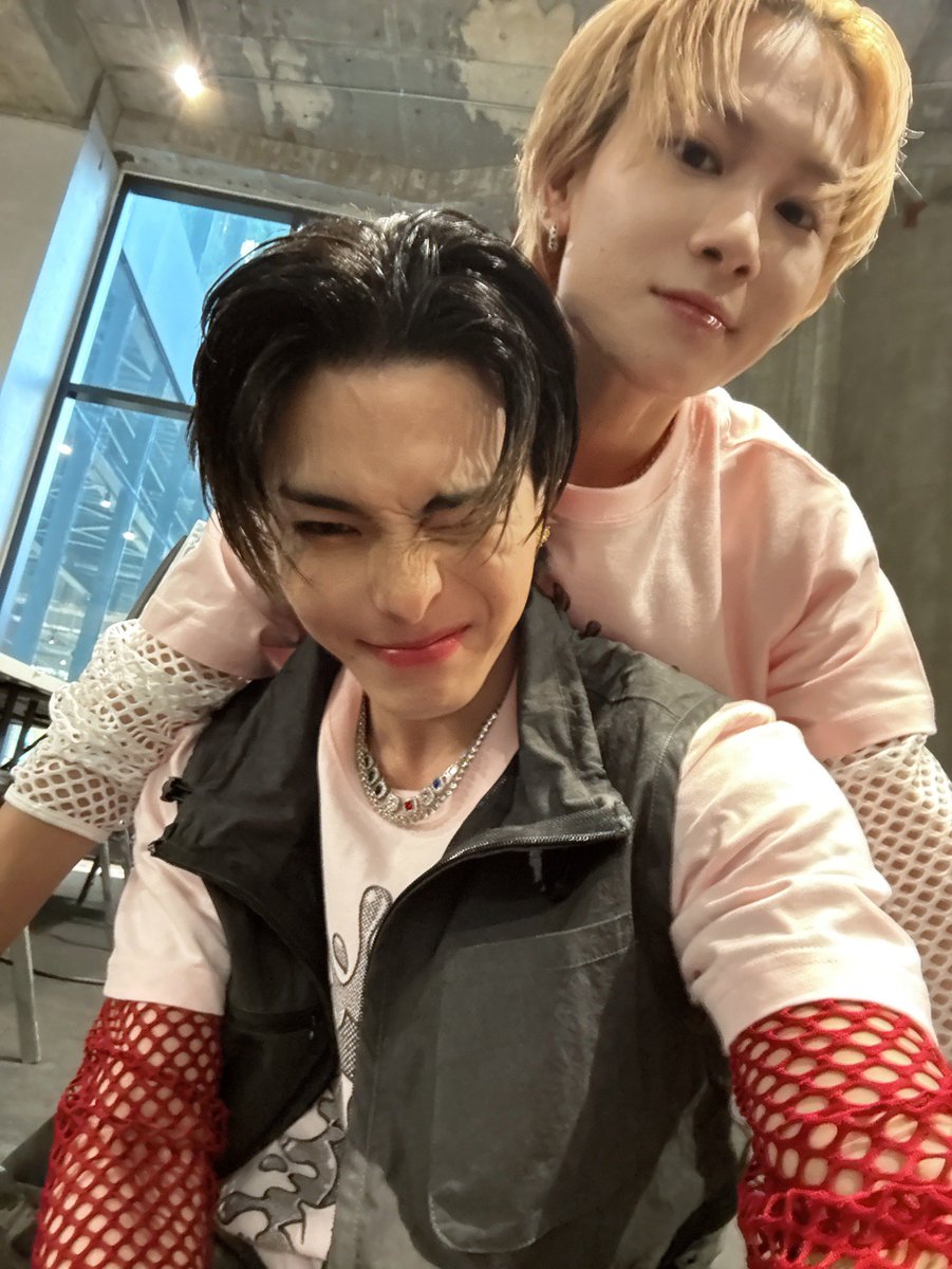 今日はEM DISTRICT 
THAI HANSA MAHA SONGKRAN 2026🔫💦

みなさんのバイブスも
本当に最高でちょー楽しかったよ❤️‍🔥❤️‍🔥

明日はASIATIQUE🔈💥
明日も楽しもうね！

・楽屋にマンゴーの差し入れがあって
ご機嫌なマンゴーボーイ🥭

・ストレッチの股割りを
かなりハードに押してきたククさん😎

SUZUKI