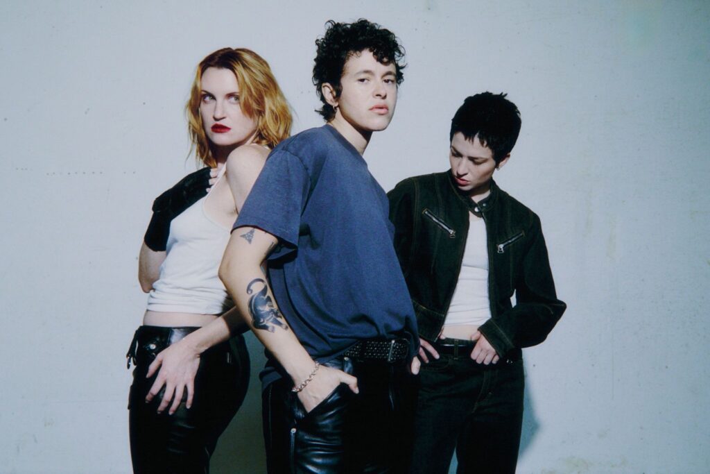 ChrisRyanNYC's tweet image. MUNA’s “Wannabeher” Is the Most Addictive Identity Crisis You’ll Hear All Year dlvr.it/TS29px #MUNA #Wannabeher #MusicReview