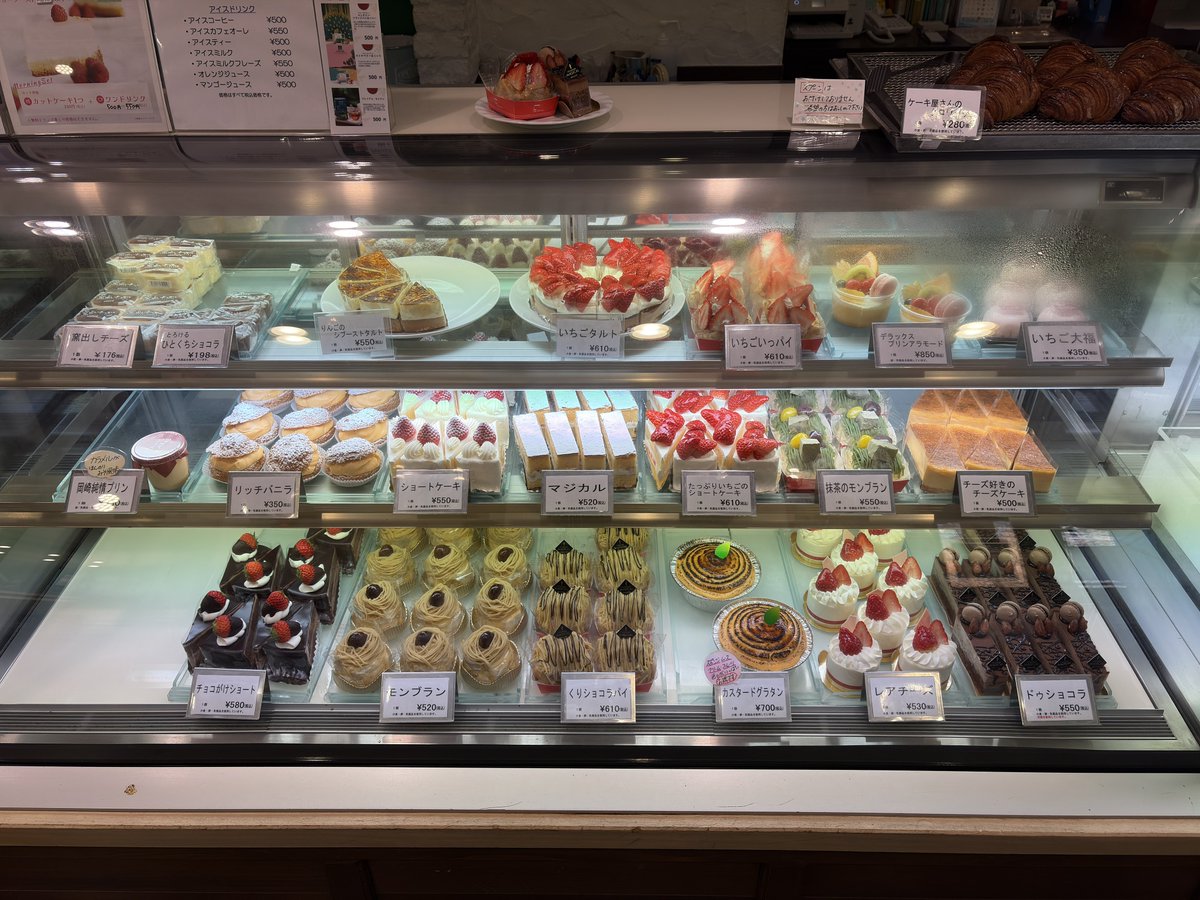 rnkn_f's tweet photo. マジカルでのケーキバイキング。2月。
数年ぶりの開催嬉しいですね。しかし当時より価格が2倍近くで時間は短くとちょっと厳しい内容に。早く食べるの苦手な身としては50分4000円はしんどい。
4月も延長になったようで、平日限定から土日も開催に。 https://t.co/ancSYzk9fN