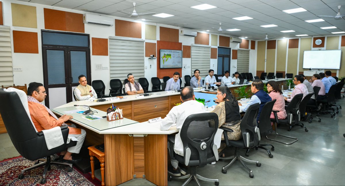 आज ऊर्जा विभाग के अधिकारियों के साथ बैठक कर प्रदेश को ऊर्जा के क्षेत्र में आत्मनिर्भर बनाने और सोलर एनर्जी के व्यापक विस्तार हेतु आवश्यक दिशा-निर्देश दिए। 

हमारा संकल्प है कि राजस्थान सौर ऊर्जा के क्षेत्र में और अधिक कीर्तिमान स्थापित करे तथा हर घर तक निर्बाध बिजली पहुँचे।