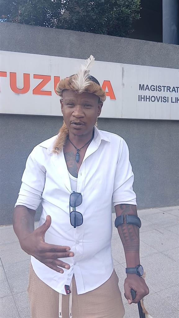 dailysunsa's tweet image. EXCLUSIVE: WATCH | Idols star and cousin smoke peace pipe! 
snl24.com/dailysun/celeb…
#Idols #Court