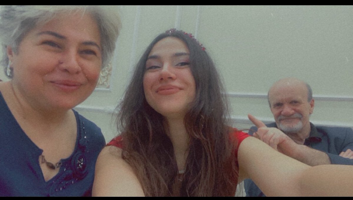 Aynı acıları yaşayan, aynı mücadeleyi veren biri olarak duygularımın tarifsiz kaldığı gündeyim ❗️

Güler yüzlü , merhametli, güzel kardeşimiz Yeşim Akbaş’ın aramızdan koparılışının 3. yılı…

Zaman geçti ama bir ailenin acısı hiç dinmedi, dinmeyen acı Yeşim’ i ailesinden,