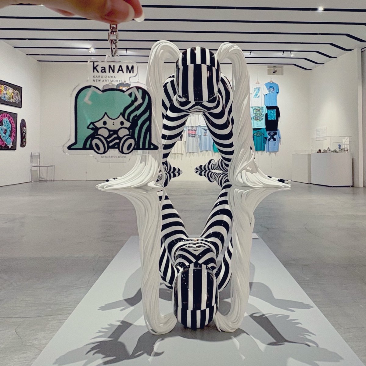 mug_0u0's tweet photo. 「ART OF MIKU×軽井沢ニューアートミュージアム」グッズイラストを担当させていただいたご縁で、美術館に伺いました！

人生初の軽井沢だったのですが、穏やかでとても素敵な時間でした

旅の思い出に、ぜひグッズもチェックしてみてください

----
〜2026.6.7
���井沢ニューアートミュージアム(長野県) https://t.co/JR5ytTFqyq
