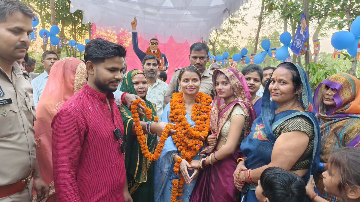 ग्राम पट्टी हरपालपुर में भारत रत्न बाबा साहेब डॉ भीमराव अंबेडकर जी की जयंती के अवसर पर आयोजित कार्यक्रम में बाबा साहेब की चित्र पर माल्यार्पण कर उन्हें नमन किया ।

#AmbedkarJayanti #संडीला_विधानसभा #विधायक #संडीला #हरदोई #उत्तरप्रदेश